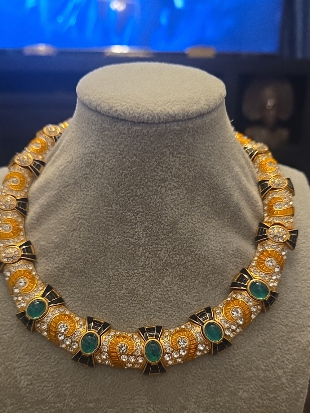 SAVAR.E Vintage  Green Cabochon Necklace With Matching Earrings